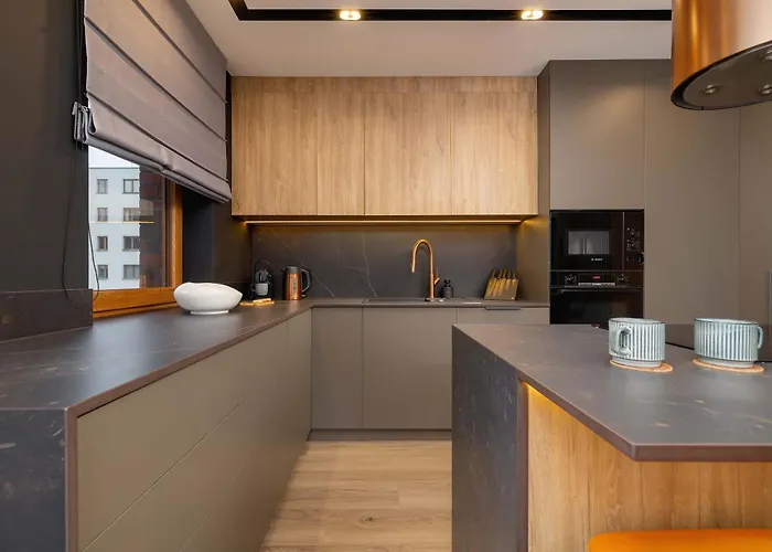 Exclusive With Parking By Renters Prestige Apartment *